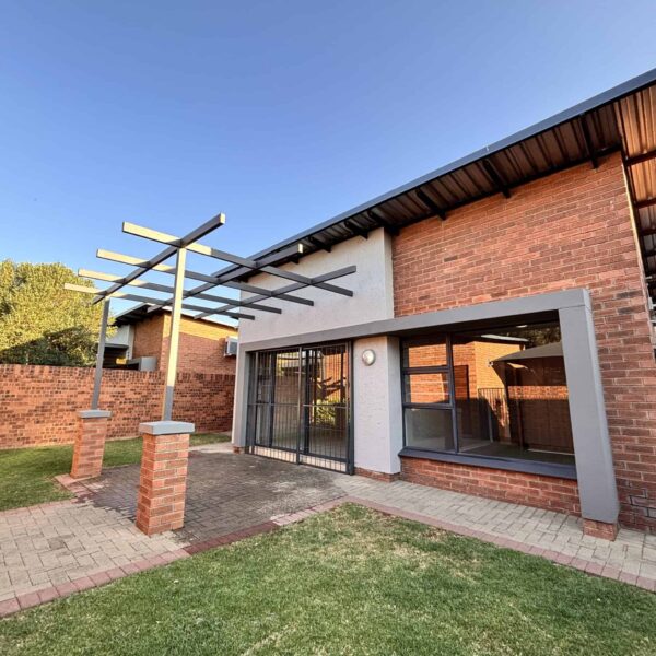 NEATLY NESTLED 3 BEDROOM TOWNHOUSE - BLOEMFONTEIN